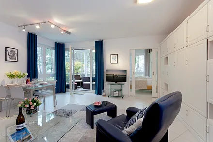 Wohn- und Essbereich mit angrenzendem Balkon