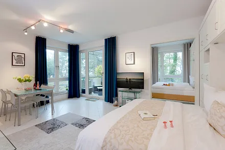 Wohnbereich mit komfortablem Schrankbett 