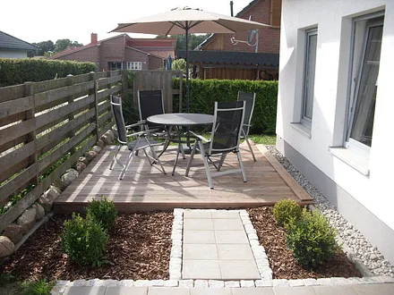 Außensitzplatz für vier Personen incl. Sonnenschirm