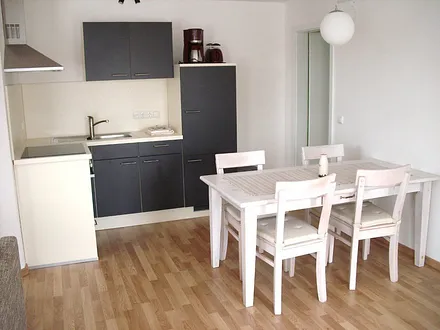 Einbauküche mit Kühlschrank, Cerankochfeld und Backofen