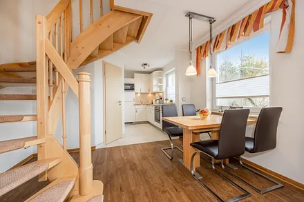 offene Küche mit Esstisch