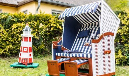 Strandkorb mit Leuchtturm