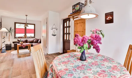 Stabiler Esstisch mit 4 Holzstühlen