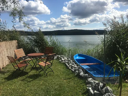 Bootsliegeplatz mit Ruderboot