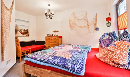 Geräumiges Schlafzimmer mit zusätzlicher Schalfcouch