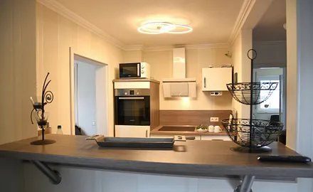  Bartresen mit Blick in die Küche