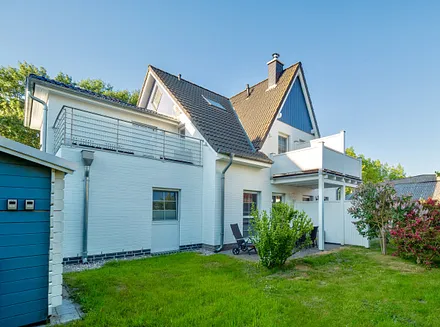Außenansicht mit gemütlicher Terrasse und  Balkon