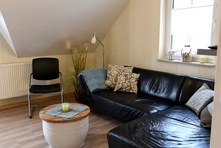 Blick ins gemütliche und liebevoll eingerichtete Wohnzimmer 