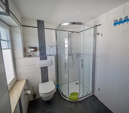 Badezimmer mit Runddusche hier genießt man den Start in den Tag