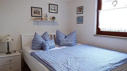 sepates Schlafzimmer  mit Doppelbett