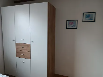 sep. Schlafzimmer mit Kleiderschrank