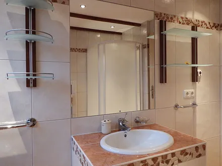 Bad mit eingefliestem Spiegel