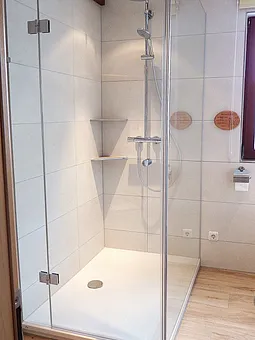 Bad mit großer Dusche