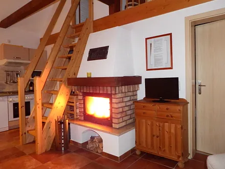 offener Wohnbereich mit Kamin