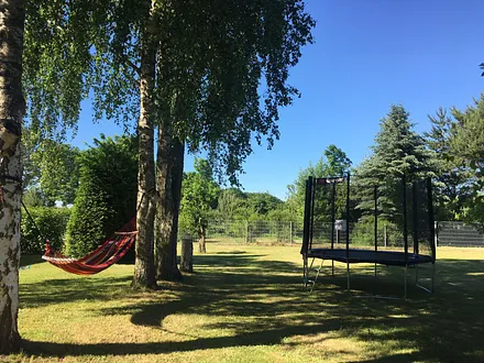 Hängematte und Trampolin 