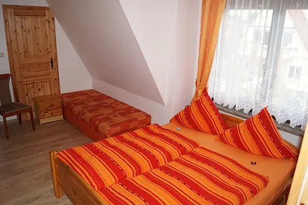 Schlafbereich mit Doppelbett und Liege