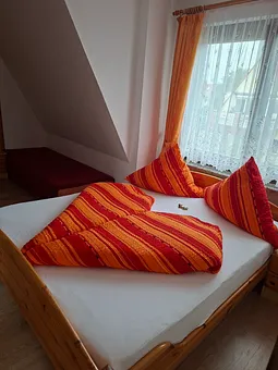 Schlafbereich mit Doppelbett und Liege