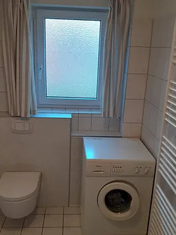 Badezimmer mit Waschmaschine
