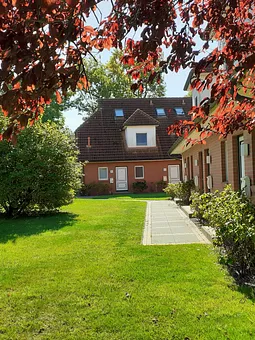 Außenansicht (2 Wohnungen im EG, 2 Wohnungen im DG- große Wiese vor dem Haus)