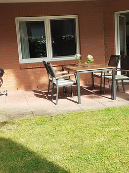 Große überdachte Terrasse mit Garten in Südlage