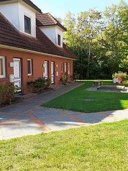 Spielplatz auf der Wiese direkt am Haus