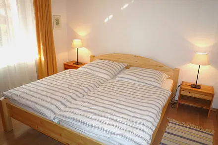 Elternschlafzimmer - Bett 180x200, 2 Matratzen