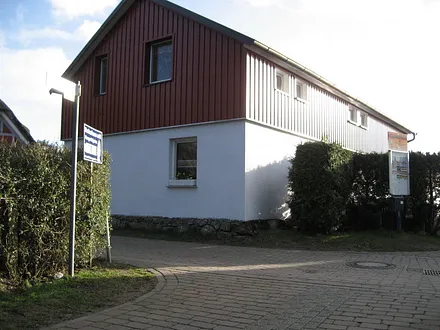 Das ist unser Haus mit Vorderblick auf die Ferienwohnung.Unten ist das Schlafzimmer und die beiden oberen Fenster sind einmal dieKüche links und die Sitzecke mit ausziehbarer Couch rechts.