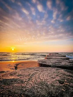 Sie erleben wunderschöne Sonnenauf und untergänge direkt am Meer. Sie entspannen, leben, und genießen Ihren Urlaub bei uns in familiärer Atmosphäre. 