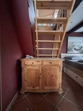 Schlafzimmer mit Treppe nach oben 