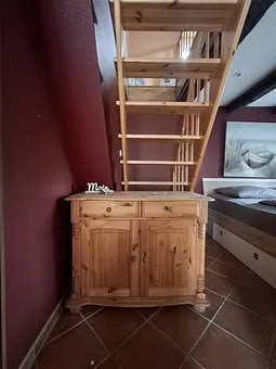 Schlafzimmer mit Treppe nach oben 