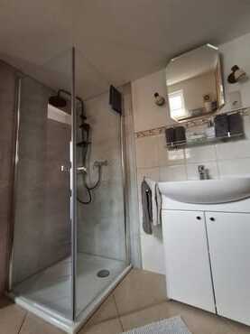Bad mit Dusche und Waschbecken. Dazu können Wäsche Pakete gebucht werden 