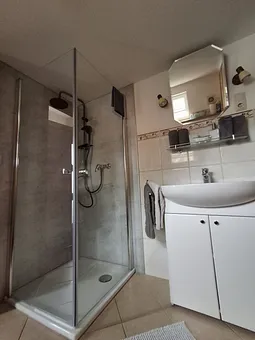 Bad mit Dusche und Waschbecken. Dazu können Wäsche Pakete gebucht werden 