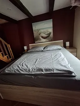 Das Schlafzimmer mit Blick auf die Treppe nach oben in den Küchen-,Eß und Wohnbereich,wo Sie morgens beim Frühstück die Sonne geniessen können.