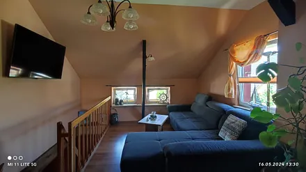 die couch befindet sich im obergeschoss und ist ausziehbar.ausgezogen bietet sie platz für 2 personen