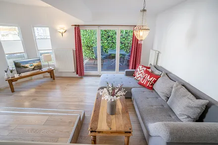 Wohnbereich mit angrenzender Terrasse