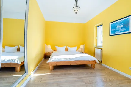 Schlafzimmer mit Doppelbett