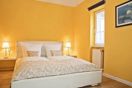 Schlafzimmer mit Doppelbett