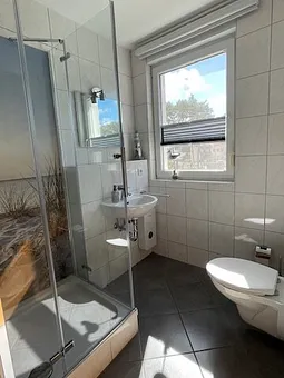 Bad mit Dusche und Fenster