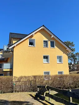 Die Außenansicht der Wohnung mit Balkon.