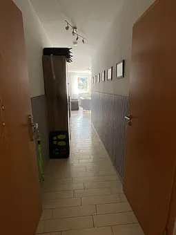 Der Eingangsbereich mit Gardrobe.