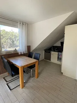 Essbereich mit vollwertig ausgestatteter Küche