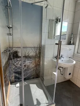 Bad mit Dusche und Fenster