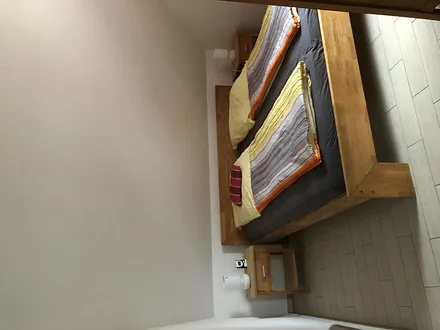 Die Wohnung verfügt über zwei Schlafzimmer. Das erste Schlafzimmer ist mit einem Doppelbett und einem geräumigen Schrank ausgestattet.