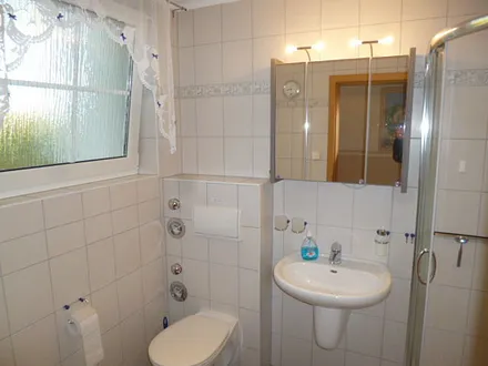 Bad mit Milchglasfenster