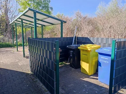 Mülleimer vor dem Bike-Port