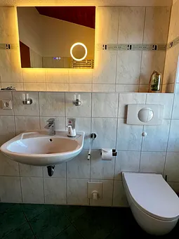 Bad mit Duschbereich und WC