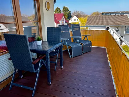 Balkon mit Sitzgelegenheit und Sonnenliegen