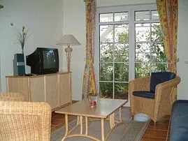 Wohnbereich mit Blick auf die Terrasse