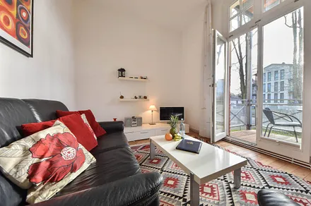 Wohnbereich mit Blick auf den Balkon