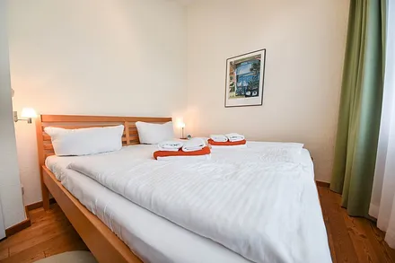 Schlafzimmer mit Doppelbett